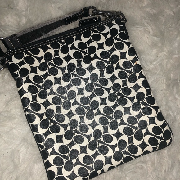 Coach black & white crossbody bag - Picture 2 of 3